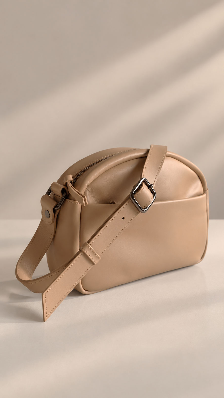 กระเป๋ากล้องหนังแท้สี Taupe รุ่น HB1876 มุมเฉียง แสดงช่องด้านหน้าและสายสะพาย