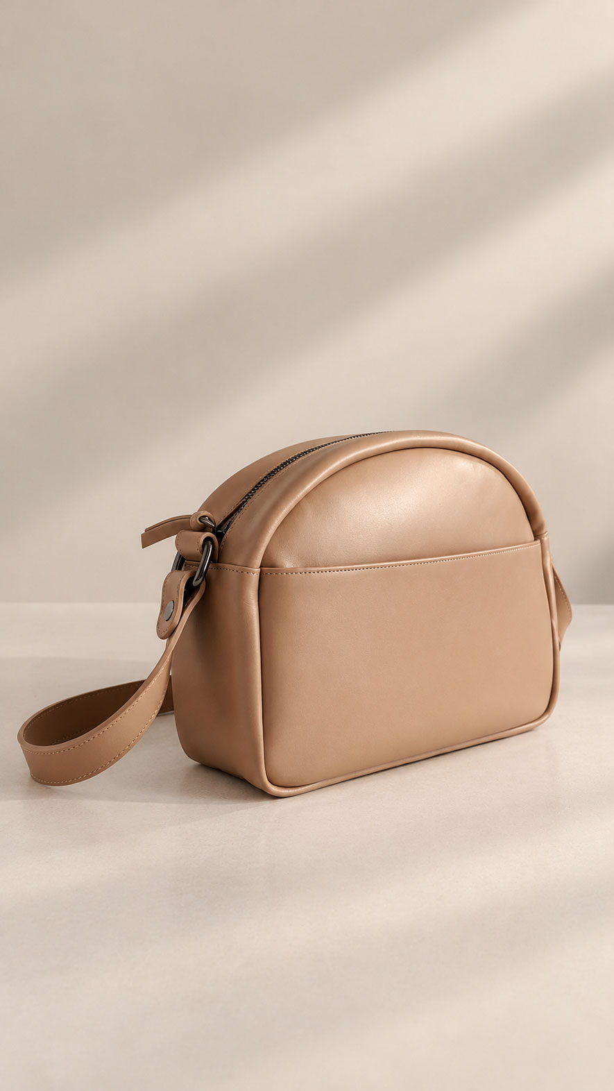 ด้านหลังกระเป๋ากล้องหนังแท้สี Taupe รุ่น HB1876 แสดงรูปทรงและสายสะพาย