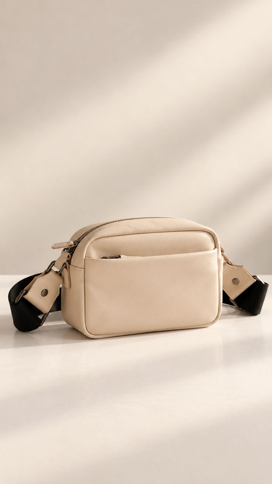 กระเป๋ากล้องหนังแท้สี Ivory รุ่น HB1877 มุมเฉียง แสดงช่องด้านหน้าและสายสะพาย