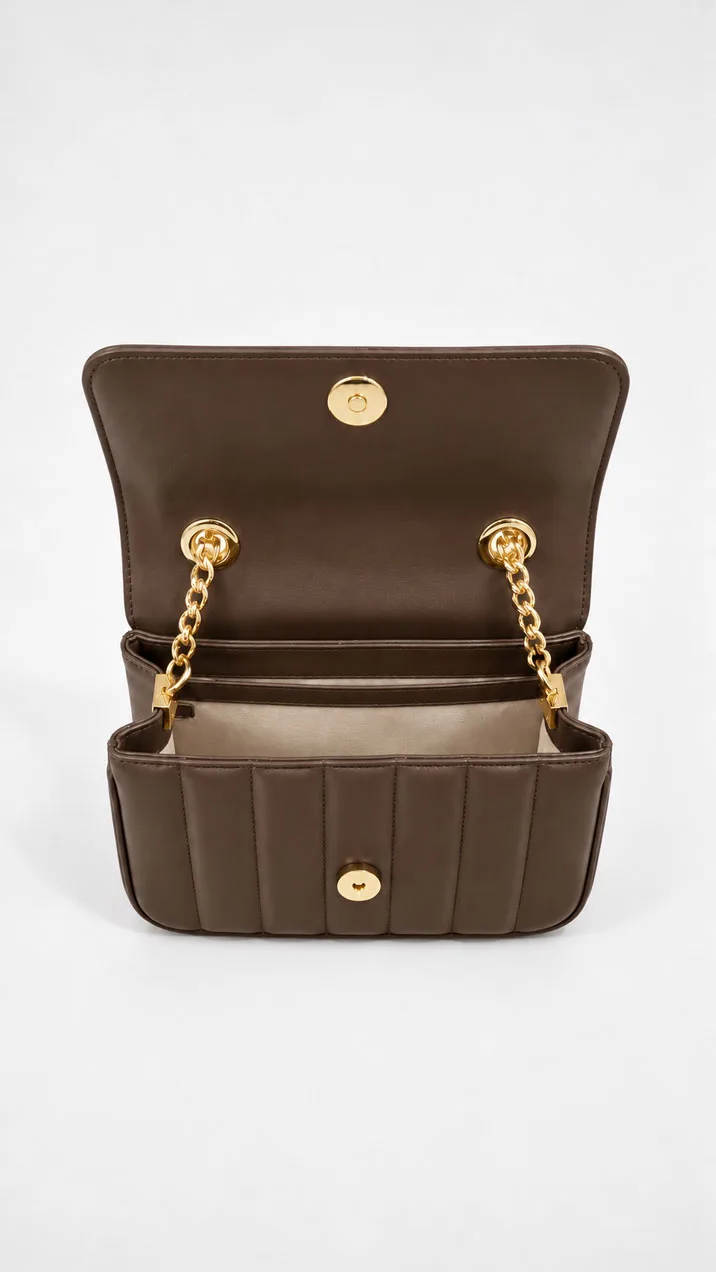 Leather bag HB0935 interior with magnetic snap and beige lining